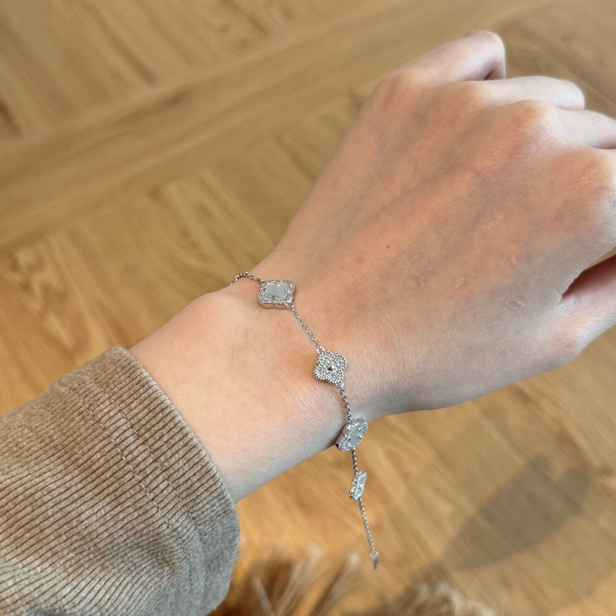 Mother of Pearl Clover Stone Bracelet
